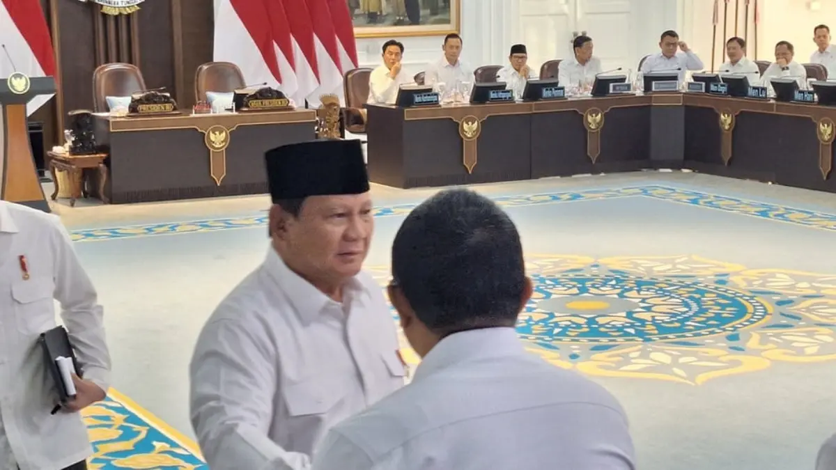 Presiden Prabowo Subianto usai bersalaman dengan Kepala Kantor Komunikasi Kepresidenan Hasan Nasbi saat hendak