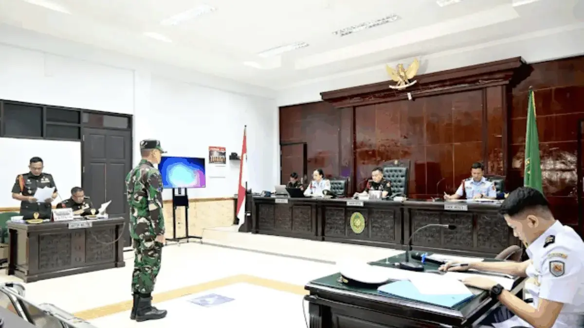 Terdakwa Kelasi Satu Jumran (berdiri kedua kiri) mendengarkan pembacaan surat dakwaan oleh Kepala Odmil III-15