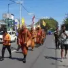 Sejumlah biksu yang mengikuti ritual Thudong menyapa warga saat berjalan kaki di Kabupaten Kendal, Jawa Tengah