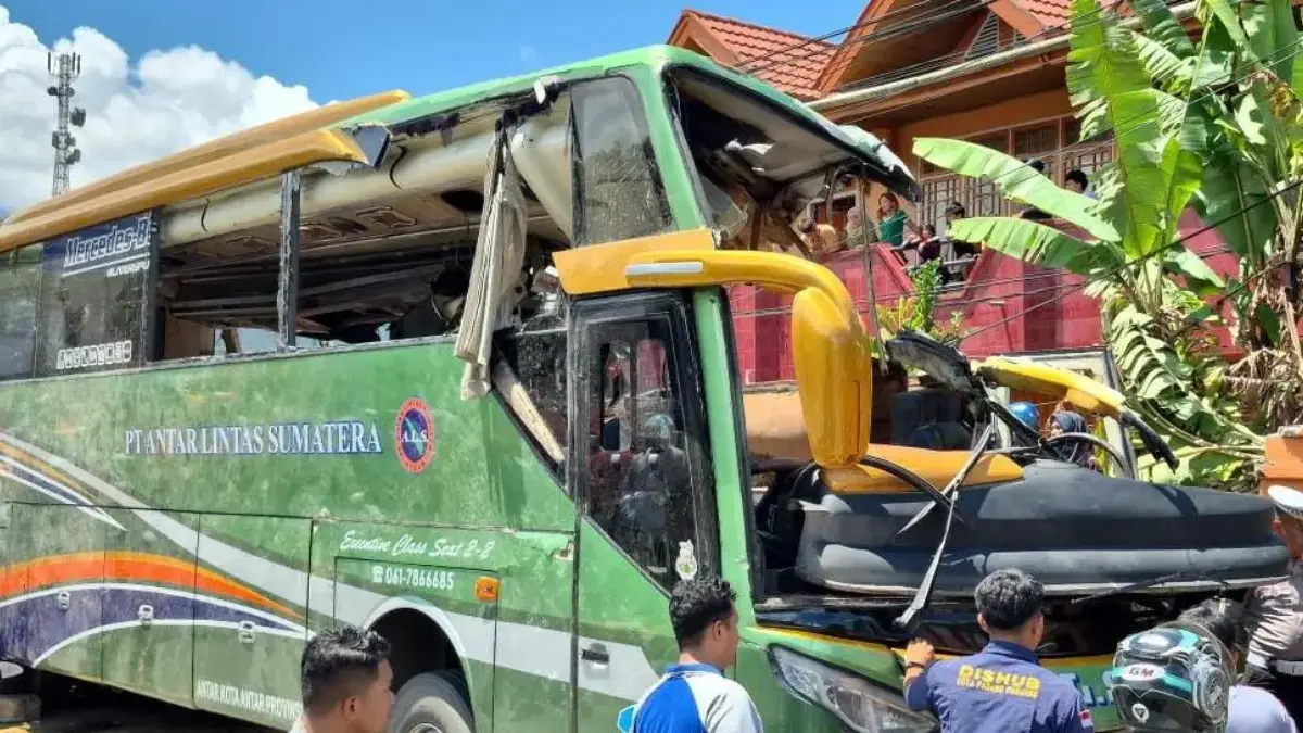 Kecelakaan Maut Bus Antar Lintas Sumatera di Padang Panjang: 12 Tewas Kor kecelakaan Bus ALS (Antar Lintas Sumatera) di Kota Padang Panjang, Sumatera Barat, Selasa (6/5/2025).