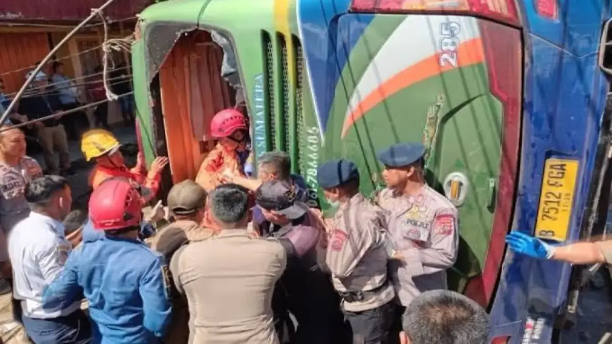 Polda Sumatera Barat Selidiki Penyebab Kecelakaan Maut Bus ALS di Padang Panjang Kecelakaan bus ALS dari Medan tujuan Bekasi di Kota Padang Panjang, Sumatera Barat, Selasa (6/5/2025).