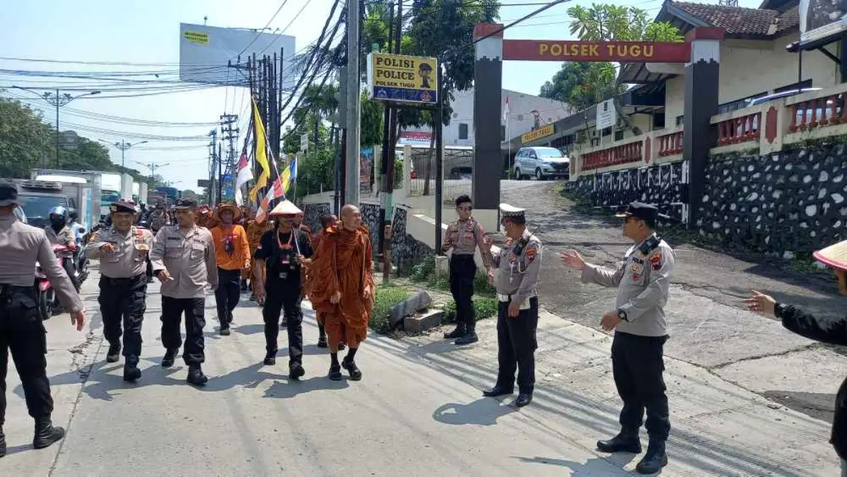 36 Bikkhu Tiba di Semarang: Bergandeng Tangan Wujudkan Toleransi Perdamaian Dunia Perjalanan biksu thudong yang dikawal kepolisian saat melintas di Kota Semarang, Selasa (6/5/2025).