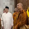 Bikkhu Thudong saat mengunjungi Masjid Agung Semarang Kauman, Selasa, 6 Mei 2025 sore. (Made Dinda Yadnya Swar