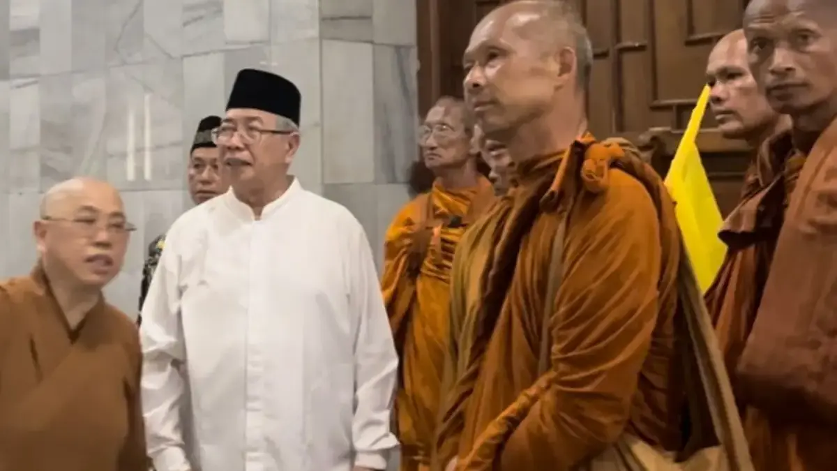 Bikkhu Thudong Singgah di Masjid Agung Kauman Semarang: Dijelaskan Tata Cara Wudhu Bikkhu Thudong saat mengunjungi Masjid Agung Semarang Kauman, Selasa, 6 Mei 2025 sore. (Made Dinda Yadnya Swar