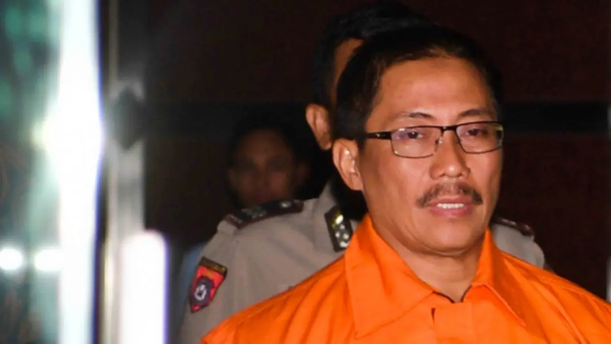 Tersangka yang terjerat OTT KPK selaku Bupati Cirebon Sunjaya Purwadi Sastra (kanan) dengan rompi tahanan meni