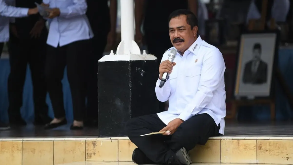 Menteri Imigrasi dan Pemasyarakatan (Imipas) Agus Andrianto duduk di lantai saat berdiskusi dengan warga binaa