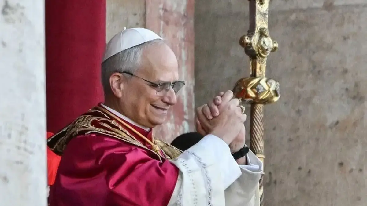 Paus Leo XIV yang baru terpilih, yaitu Robert Prevost, saat menyapa para umatnya ketika diperkenalkan untuk ka