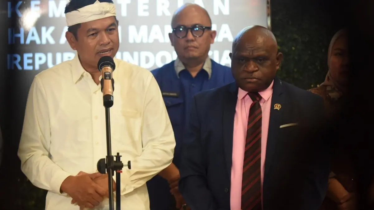 Dedi Mulyadi Klarifikasi Usulan Vasektomi Syarat Penerima Bansos di Jawa Barat Menteri Hak Asasi Manusia (HAM) Natalius Pigai (kanan) bersama Gubernur Jawa Barat Dedi Mulyadi (kiri) memberi