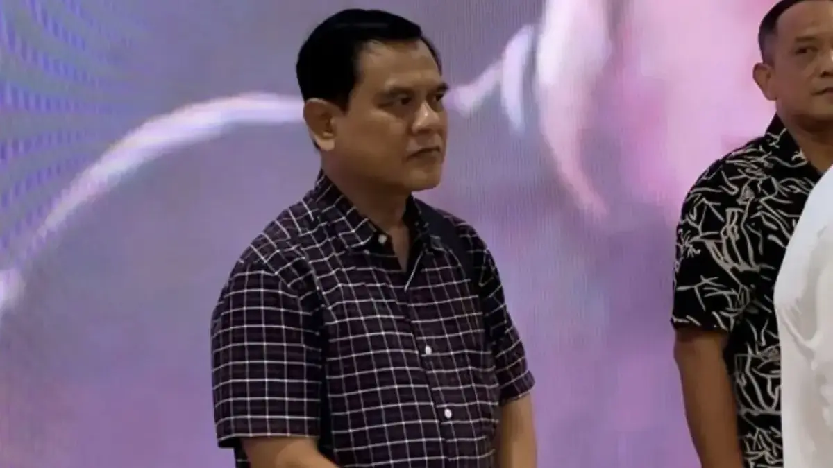 Adik Iriana Bawa Ijazah Jokowi Datangi Bareskrim Adik ipar dari Presiden ke-7 Republik Indonesia Joko Widodo (Jokowi), Wahyudi Andrianto, tiba di Gedung Baresk