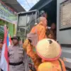 Rombongan Bikkhu Thudong terpaksa diangkut menggunakan truk milik Polres Temanggung dan mobil menuju Kota Mage