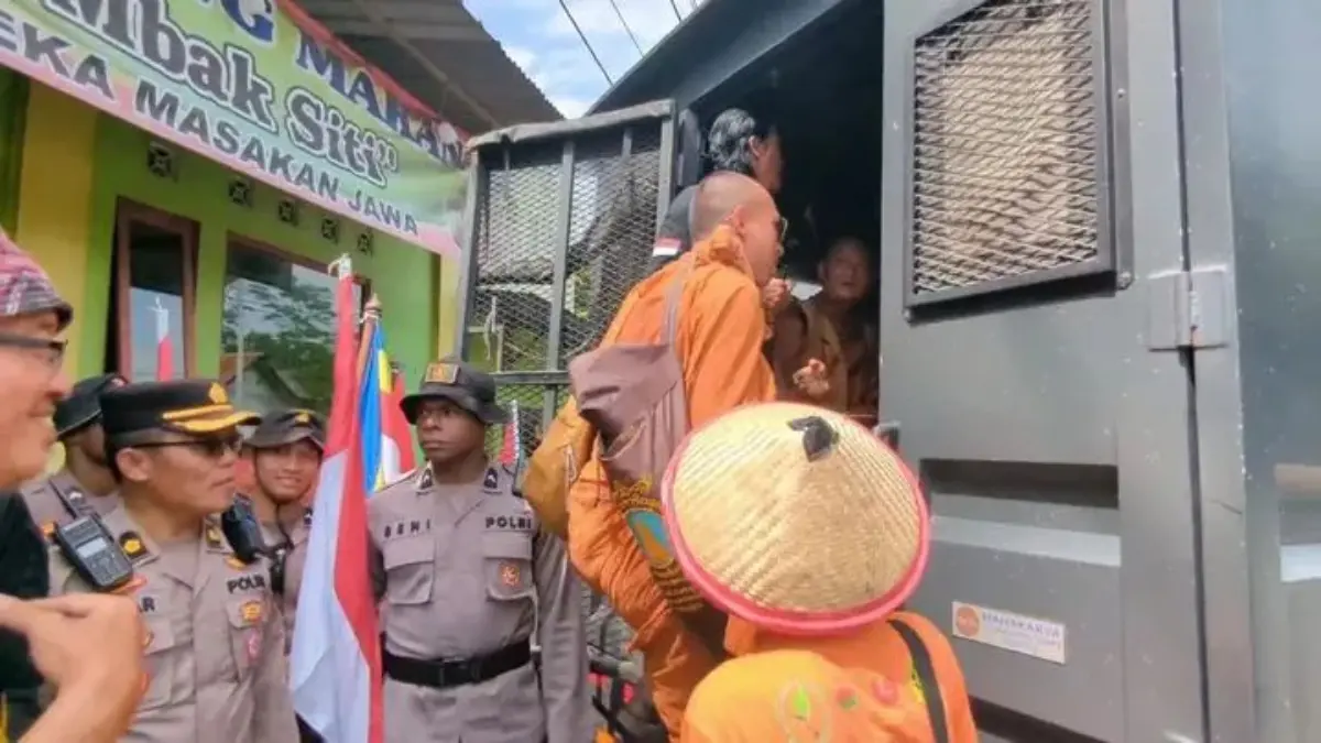 Rombongan Bikkhu Thudong terpaksa diangkut menggunakan truk milik Polres Temanggung dan mobil menuju Kota Mage