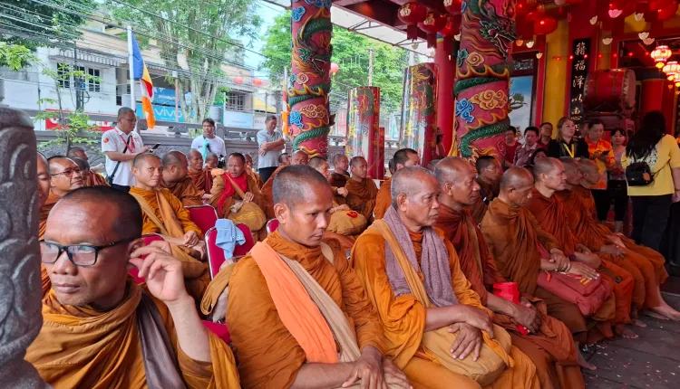 Puluhan Bikkhu Thudong tiba di Tempat Ibadah Tri Dharma (TITD) Liong Hok Bio Kota Magelang pada hari ini, Jum