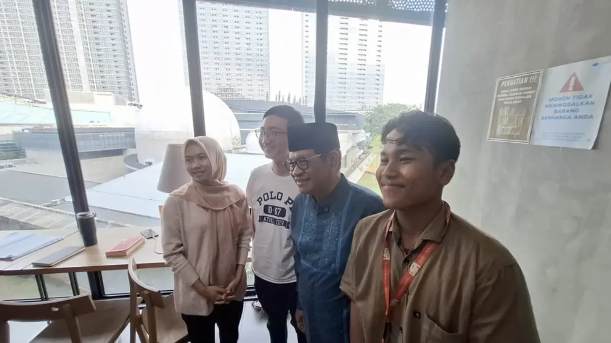 Gubernur DKJ, Pramono Anung, bertemu dengan sejumlah pengunjung di Perpustakaan Jakarta, Taman Ismail Marzuki,
