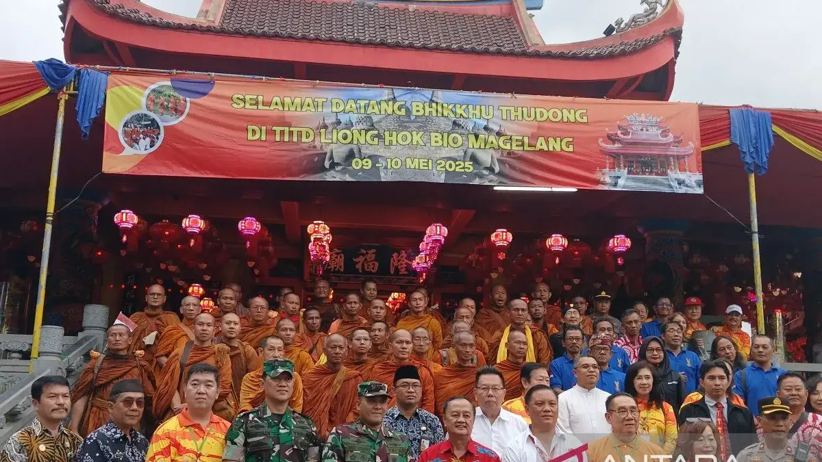 Wakil Walikota Magelang Sri Harso berfoto bersama dengan para Biksu Thudong di halaman Kelenteng Liong Hok Bio