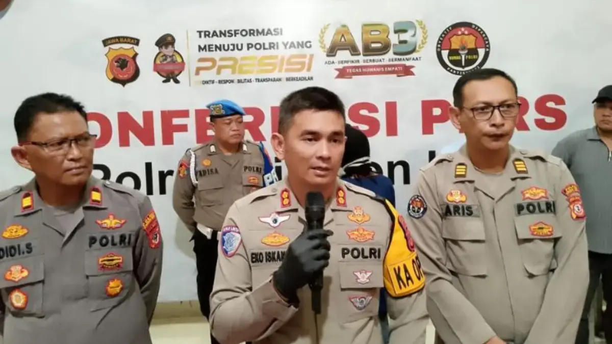 Kapolres Cirebon Kota AKBP Eko Iskandar (tengah) saat memberikan keterangan di Cirebon, Jawa Barat, Jumat (9/5