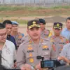 Kapolres Subang, AKBP Ariek Indra Sentanu diwawancara media saat meninjau langsung pembangunan Panbrik BYD di