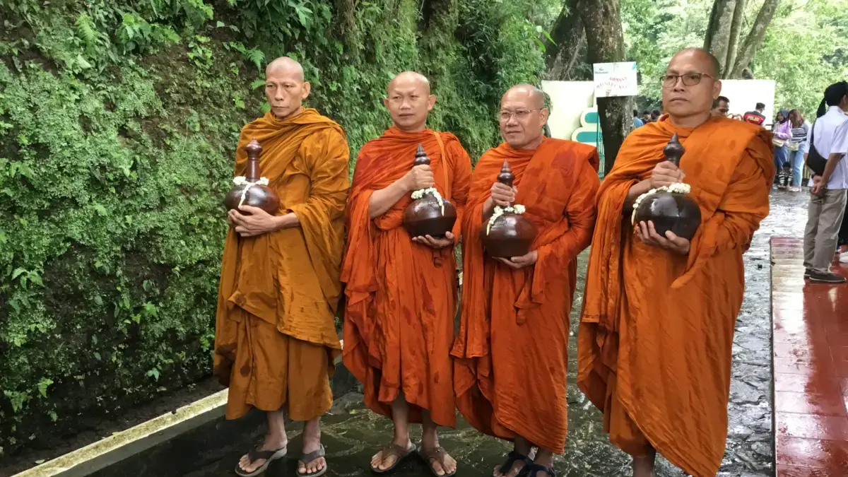 Para Bikkhu mengambil air berkah Waisak di Umbul Jumprit, Ngadirejo, Kabupaten Temanggung, Minggu (11/5/2025)