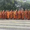 Para Bikkhu Thudong saat berada di kawasan Candi Mendut, (11/5)
