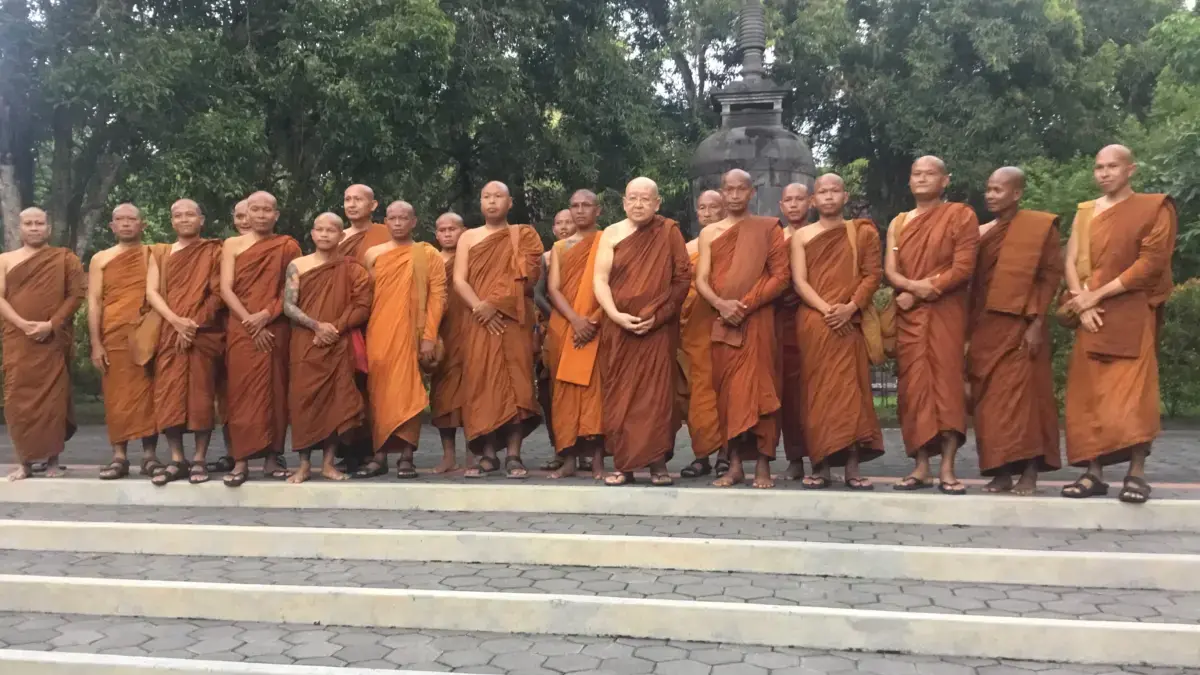 Para Bikkhu Thudong saat berada di kawasan Candi Mendut, (11/5)