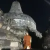 Bikkhu Thudong di Candi Borobudur berdoa di stupa sebagai bagian dari perayaan Hari Tri Suci Waisak ke-2569 B