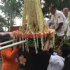 Ketua Umum Internasional Thudong Welly Widadi bersama arak-arakan dari Candi Mendut ke Candi Borobudur di mome