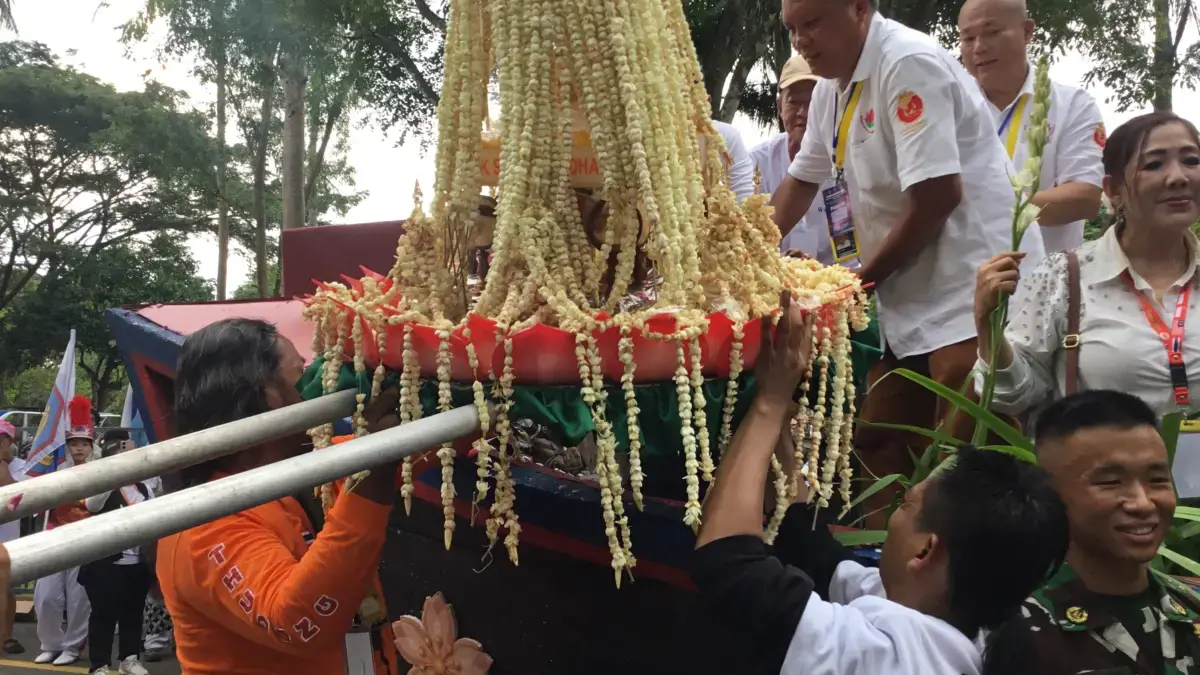Ketua Umum Internasional Thudong Welly Widadi bersama arak-arakan dari Candi Mendut ke Candi Borobudur di mome