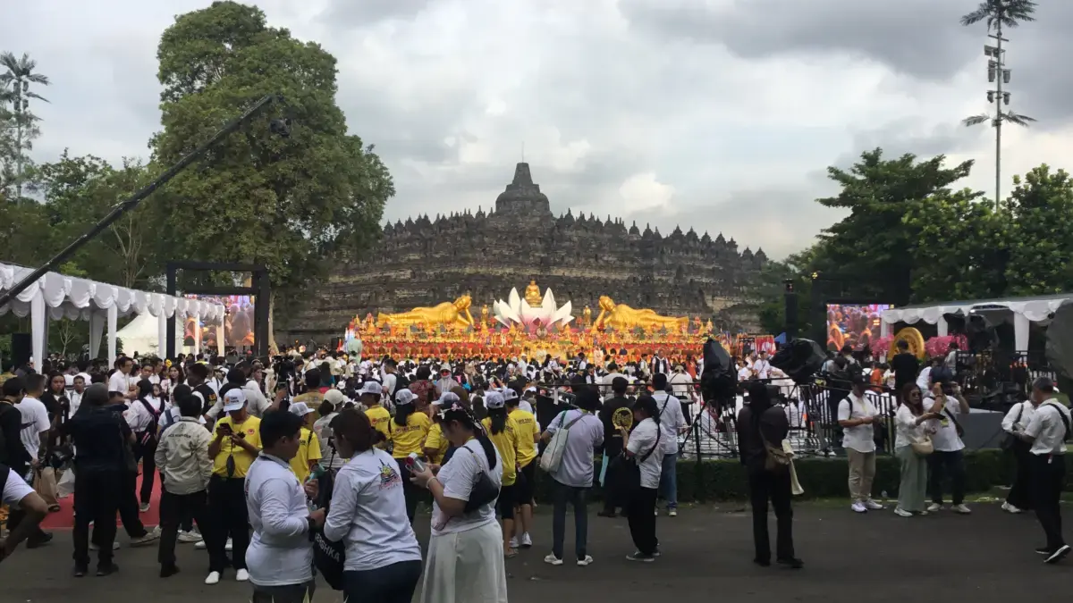 Umat Buddha merayakan Waisak di Candi Borobudur.