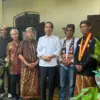Jokowi saat ditemui Ketua Kagama Cirebon Raya, Heru Subagia dan rombongannya, Rabu (14/5). (IST)