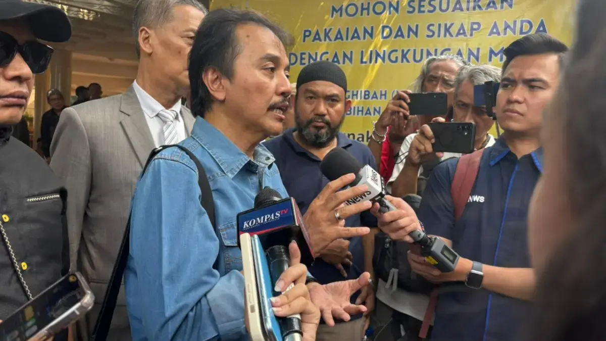 Pakar telematika Roy Suryo menjalani pemeriksaan di Gedung Direktorat Reserse Kriminal Umum Polda Metro Jaya,