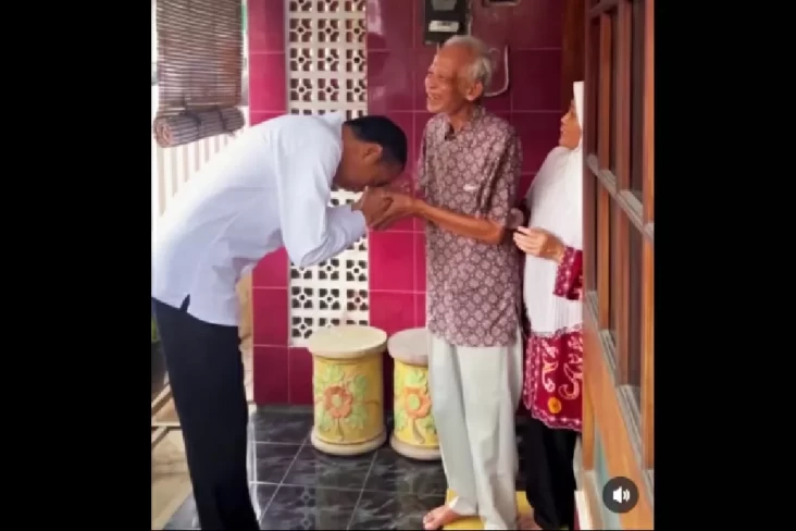 Mantan Presiden Joko Widodo (Jokowi) berkunjung ke rumah Dosen Pembimbing Akademiknya saat berkuliah di Univer
