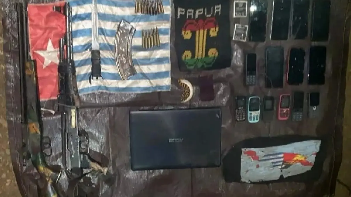 Dua pucuk senjata api, salah satunya AK 47 yang diamankan dalam kontak tembak dengan KKB di Kabupaten Intan Ja