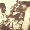 Letnan Kolonel Soeharto saat melapor kepada Kolonel A.E. Kawilarang di Sulawesi Selatan