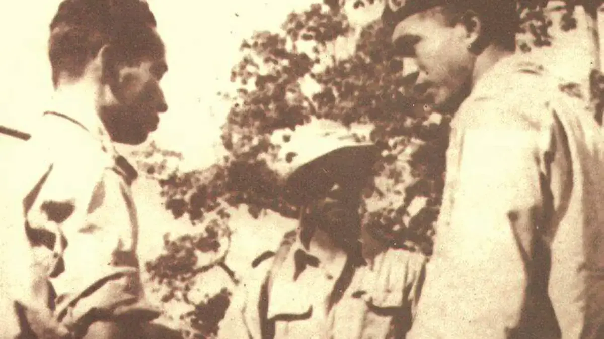 Letnan Kolonel Soeharto saat melapor kepada Kolonel A.E. Kawilarang di Sulawesi Selatan