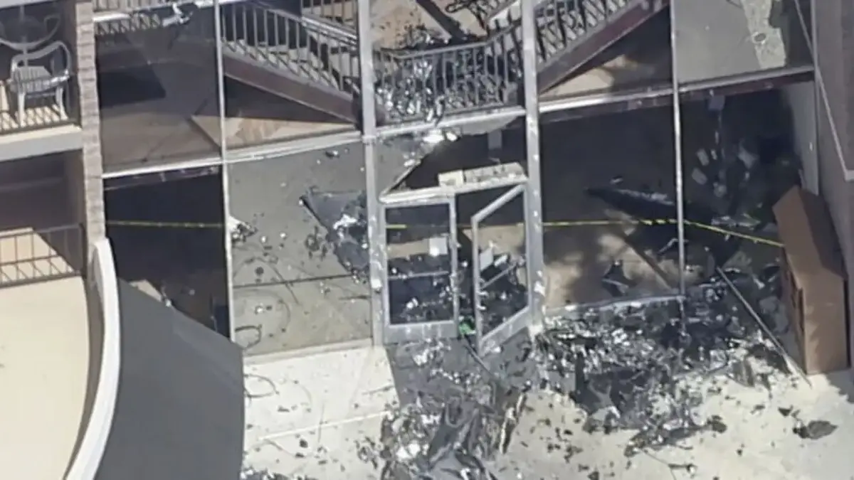 Puing-puing menutupi tanah di dekat lokasi ledakan/Net