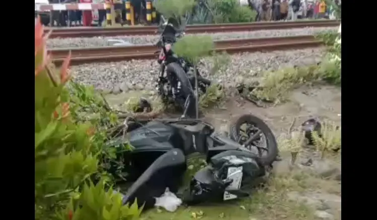 Tangkap layar sejumlah sepeda motor ringsek akibat tertabrak KA Malioboro Ekspres di Magetan pada Senin (19/5/