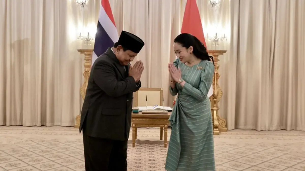Presiden Prabowo Subianto (kiri) dan Perdana Menteri Thailand Paetongtarn Shinawatra (kanan) menunjukkan gestu