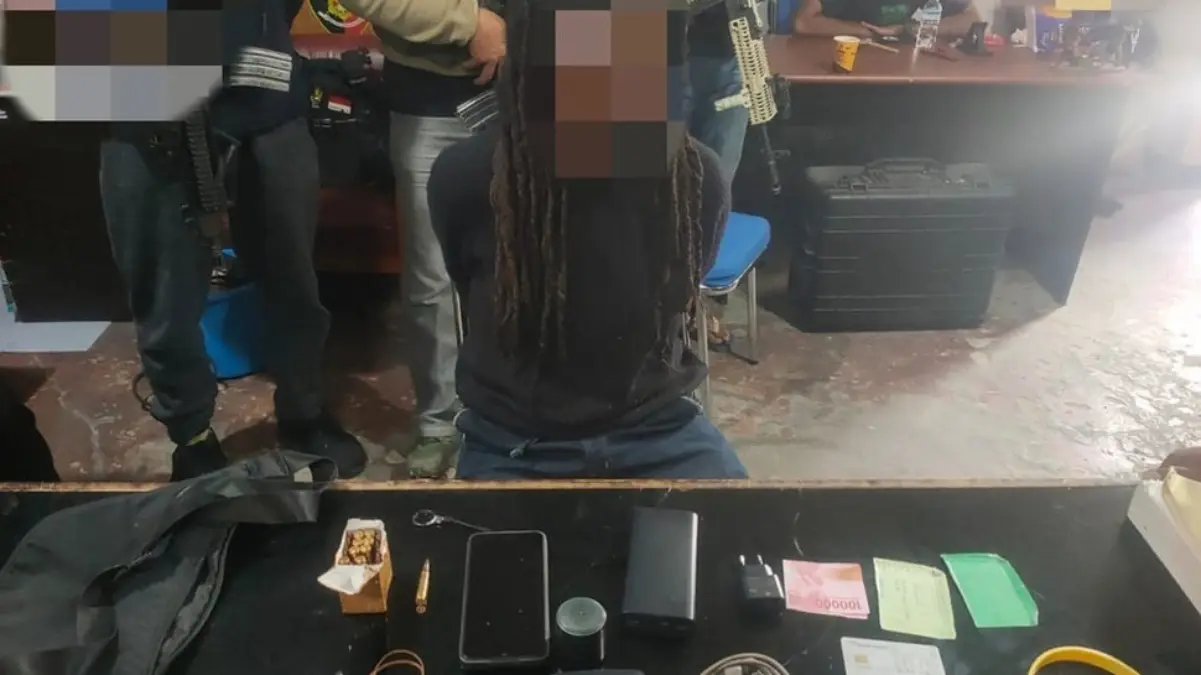 Tersangka Bripda LO saat tengah menjalani pemeriksaan atas penjualan amunisi ke kelompok sipil bersenjata di P