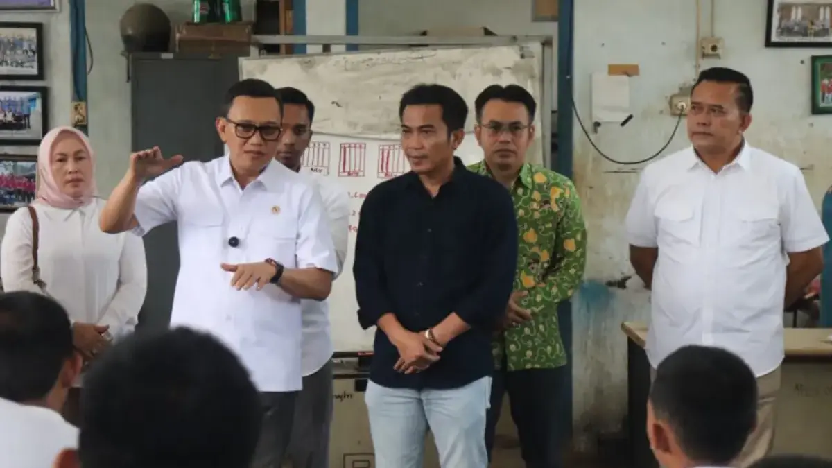 Kabupaten Cirebon Serius Perkuat Perlindungan Pelatihan Pekerja Migran Menteri Pelindungan Pekerja Migran Indonesia, Abdul Kadir Karding, saat berkunjung ke UPTD Pelatihan Kerja Din