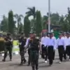 Para siswa nakal dibawa ke barak TNI. (Foto: YouTube)