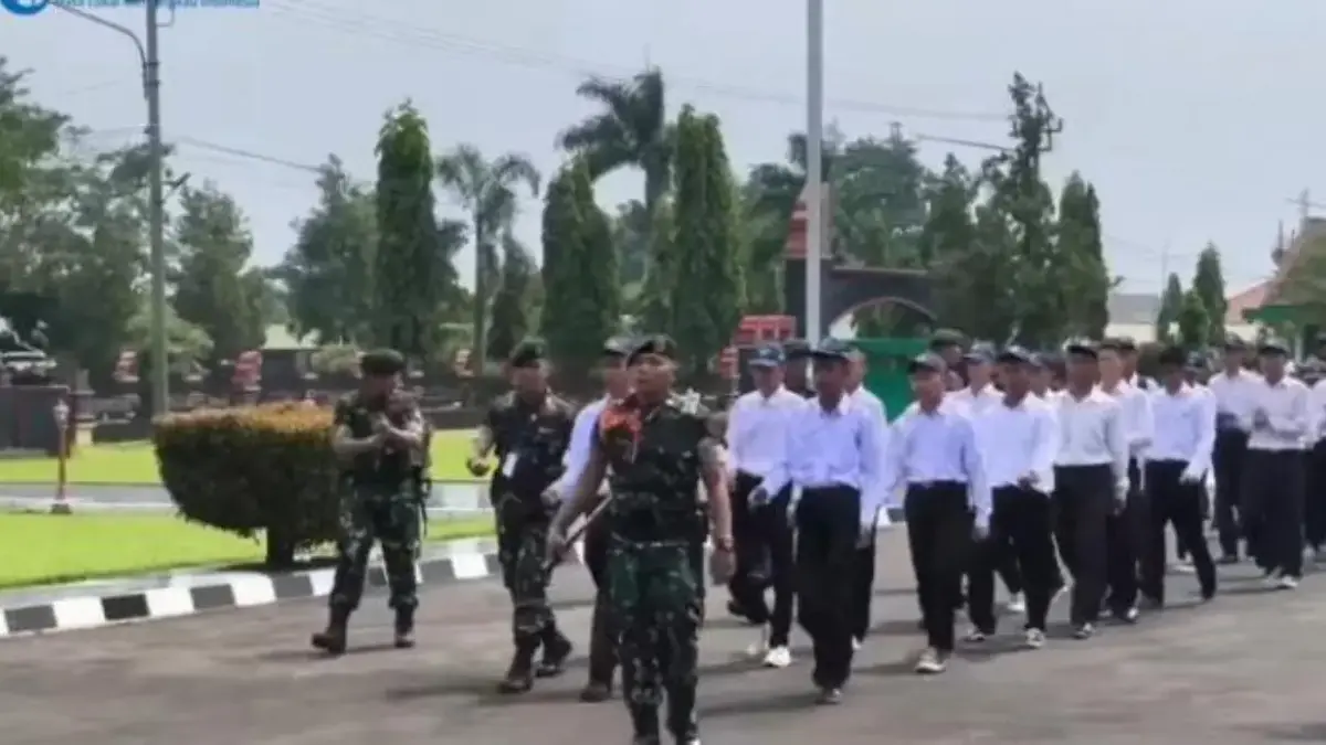 Para siswa nakal dibawa ke barak TNI. (Foto: YouTube)