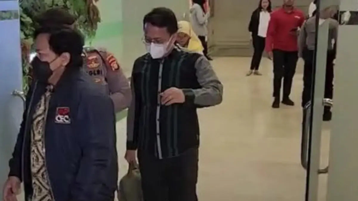 Penyidik KPK Selesai Menggeledah Kantor Kemenaker, Selasa (20/5).