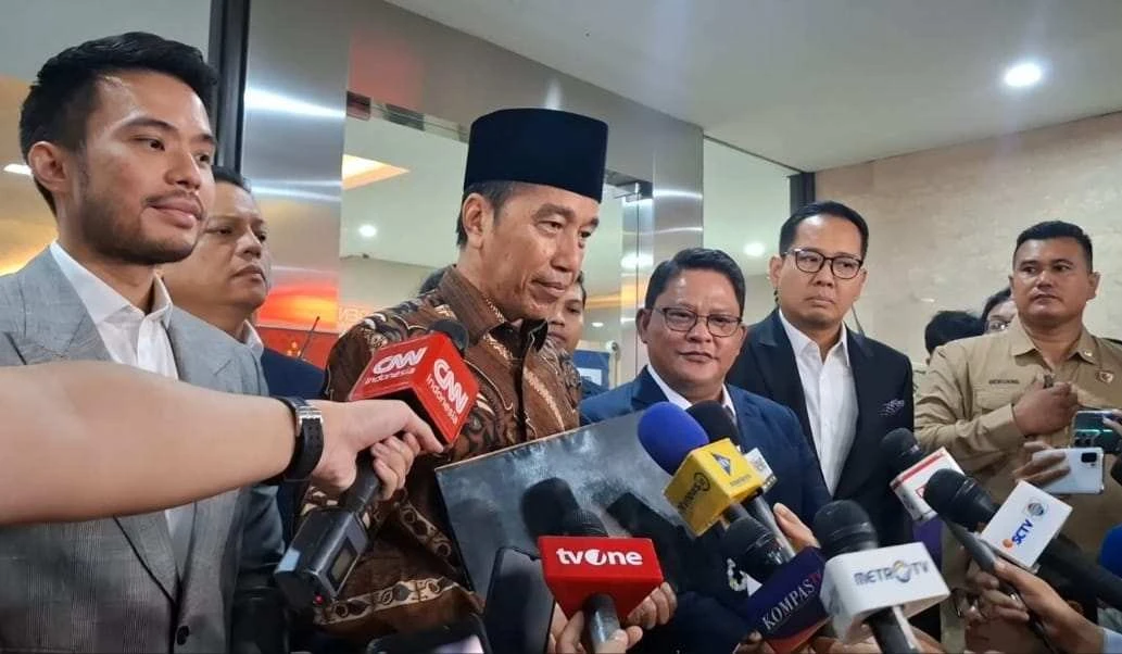 Presiden ke-7 RI Joko Widodo atau Jokowi saat mendatangi Bareskrim Mabes Polri, Jakarta, 20 Mei 2025.