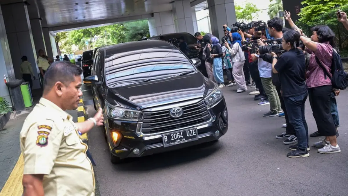 Sejumlah jurnalis mengambil gambar kendaraan petugas KPK yang melintas usai melakukan penggeledahan di Kantor