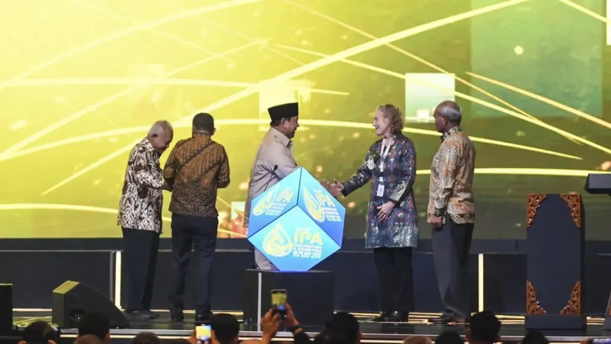 Perusahaan Konstruksi Asal Korsel Daewoo Ingin Tanam Investasi di Sektor Migas Indonesia Presiden Prabowo Subianto (tengah) berjabat tangan dengan Presiden IPA Carole J. Gall (kedua kanan) disaksikan