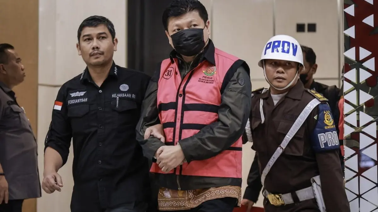 Mantan Dirut PT Sri Rejeki Isman Tbk (Sritex) Iwan Setiawan Lukminto (tengah) dikawal petugas menuju mobil tah