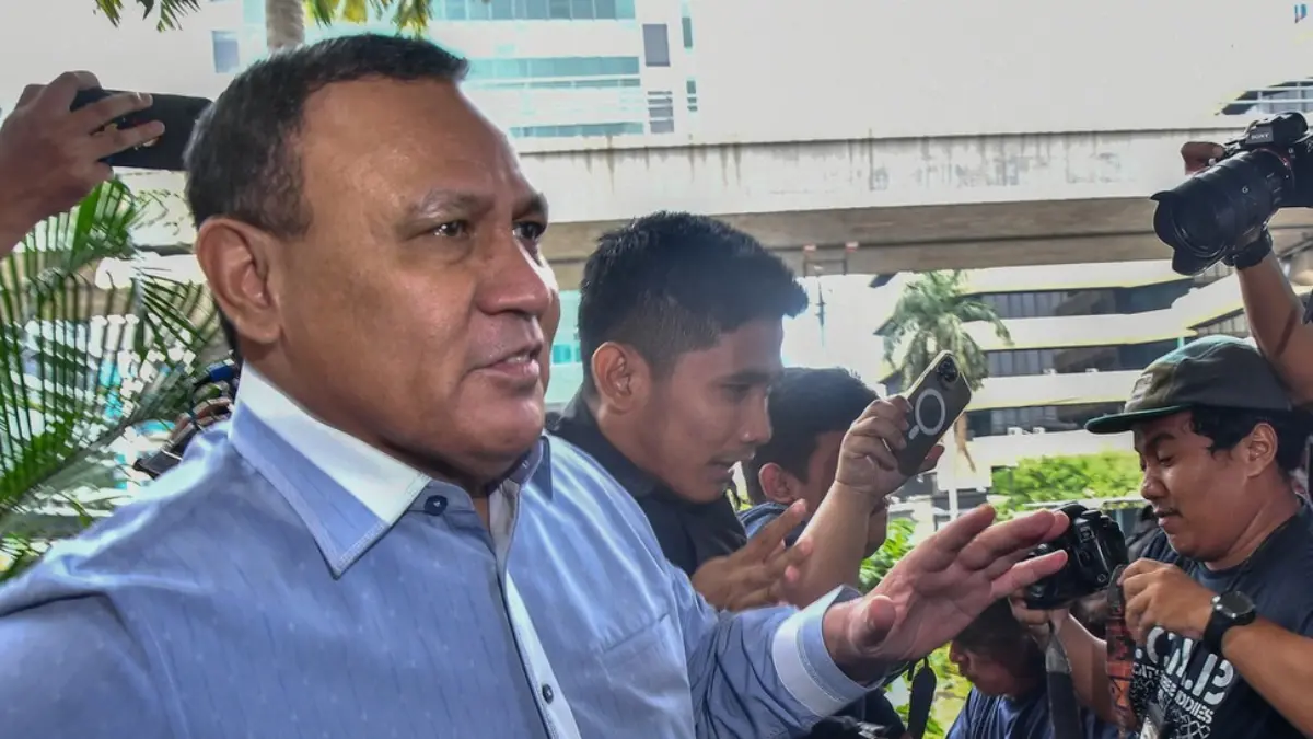 Mantan Ketua Komisi Pemberantasan Korupsi (KPK) Firli Bahuri (kiri) berjalan seusai menjalani pemeriksaan oleg