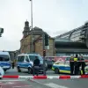 Polisi bekerja di lokasi kejadian di stasiun kereta api utama Hamburg tempat beberapa orang ditikam pada 23 Me