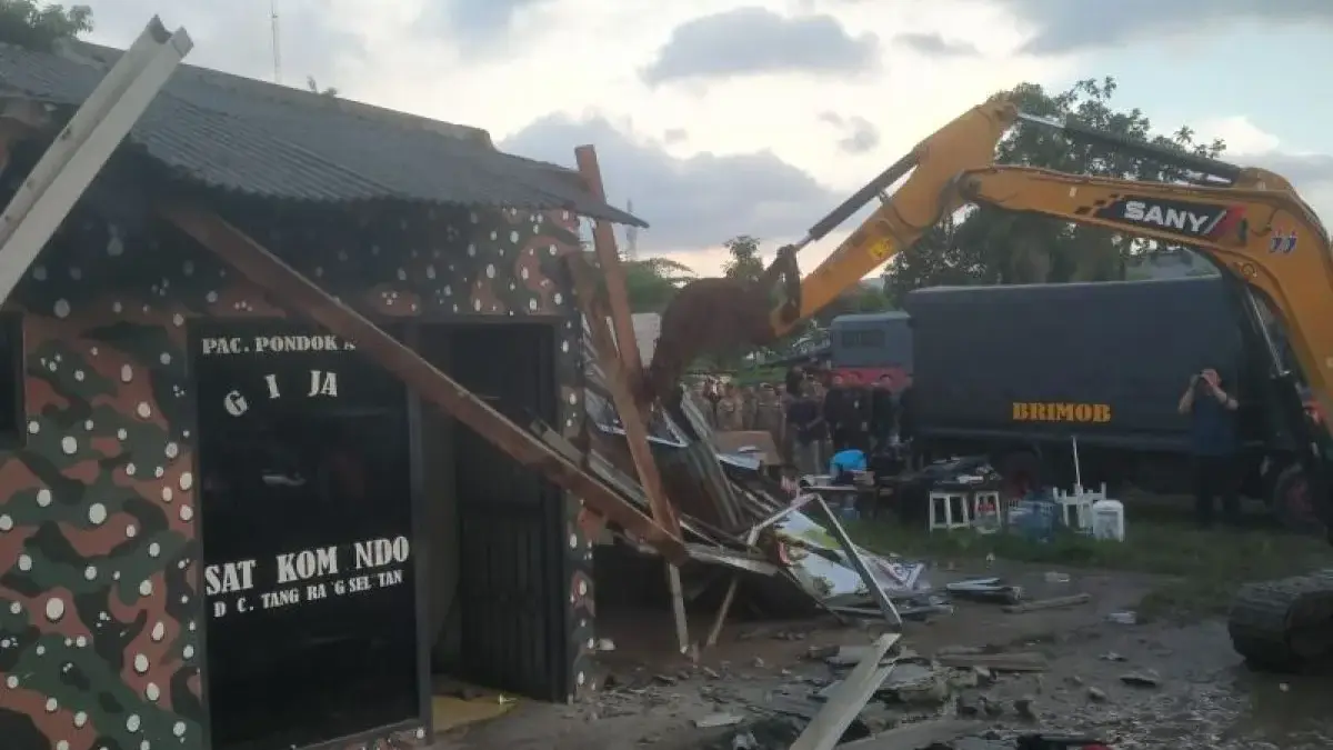 Jajaran Kepolisian Daerah (Polda) Metro Jaya melakukan pembongkaran terhadap bangunan diduga milik organisasi