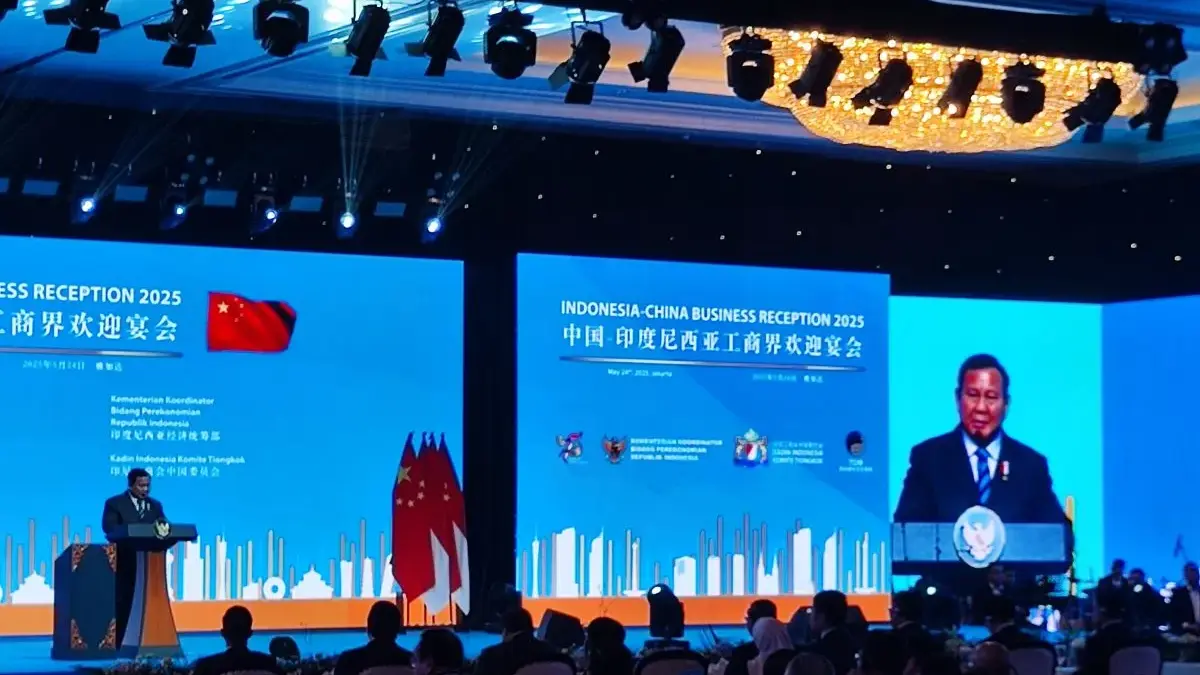 Jajaki Peluang Investasi, Prabowo dan Li Qiang Hadiri Pertemuan Bisnis Kadin Presiden RI Prabowo Subianto menyampaikan sambutan dalam pertemuan bisnis yang diselenggarakan oleh Kadin Indo