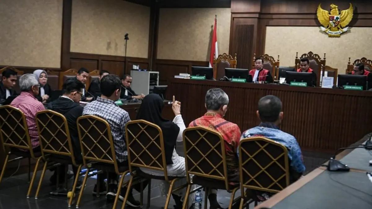 Enam terdakwa kasus dugaan korupsi kerja sama pemurnian dan lebur cap emas di Unit Bisnis Pemurnian dan Pengol